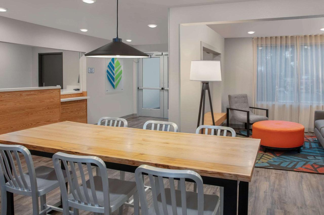 Woodsping Suites Washington Dc East Arena Drive Lake Arbor Экстерьер фото